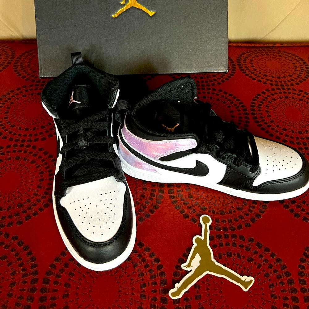 Girl’s Jordan 1 Mid SE